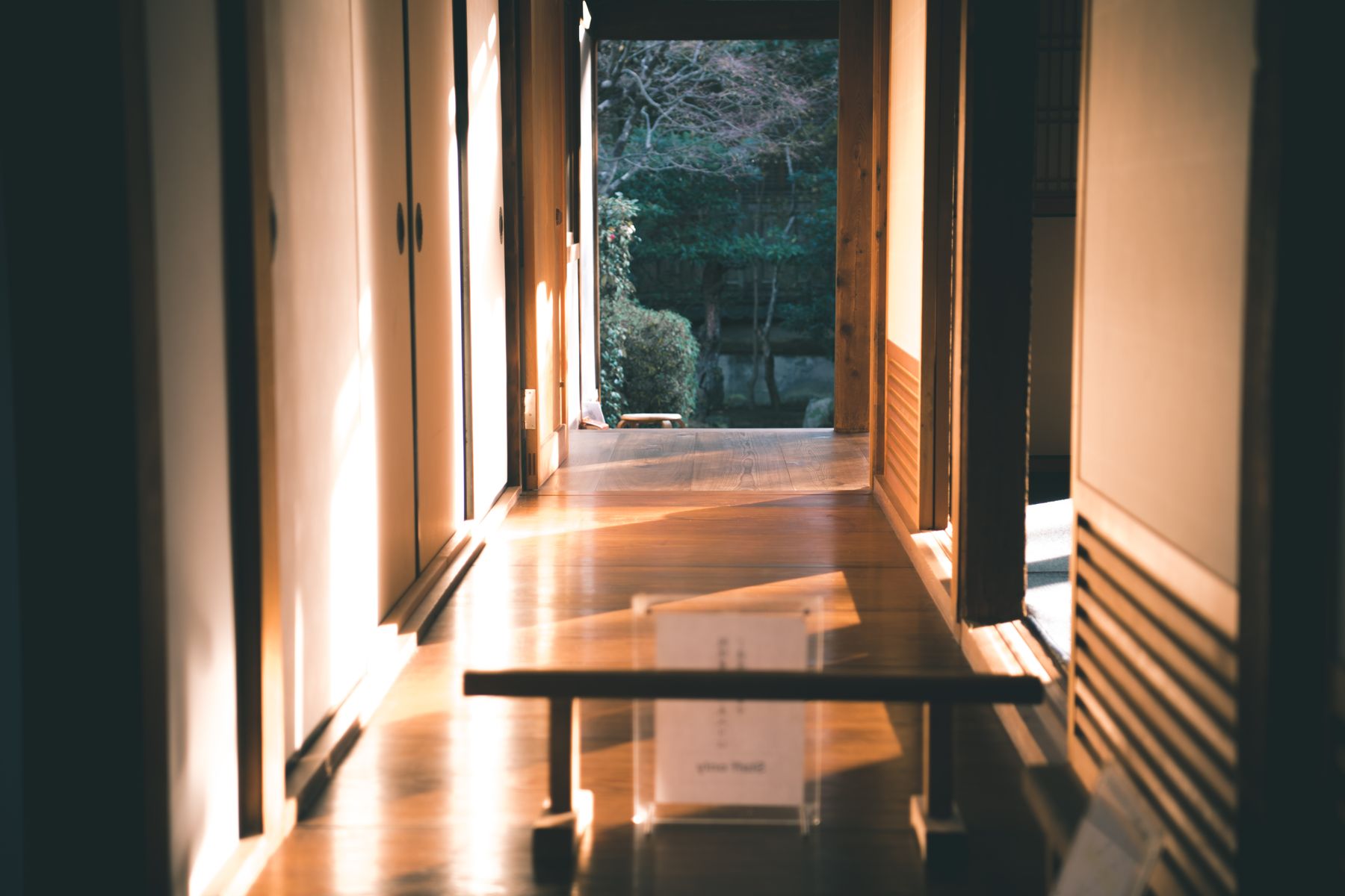 陽の差し込む日本家屋の廊下